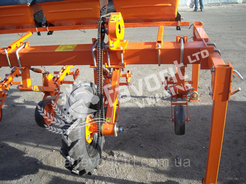 Photo - KNRF-5,6-04 cultivator (with fertilizer application system)