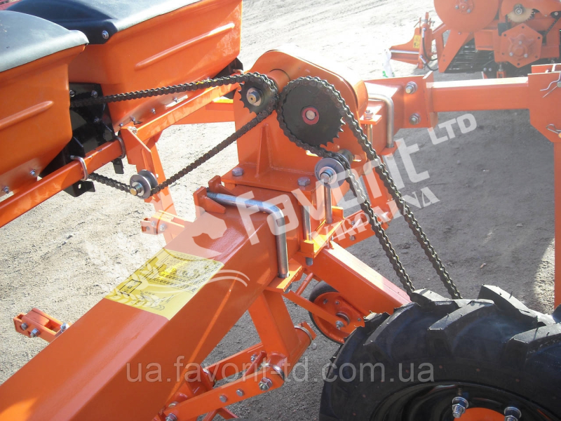 Photo - KNRF-4,2-04 cultivator (with fertilizer application system)