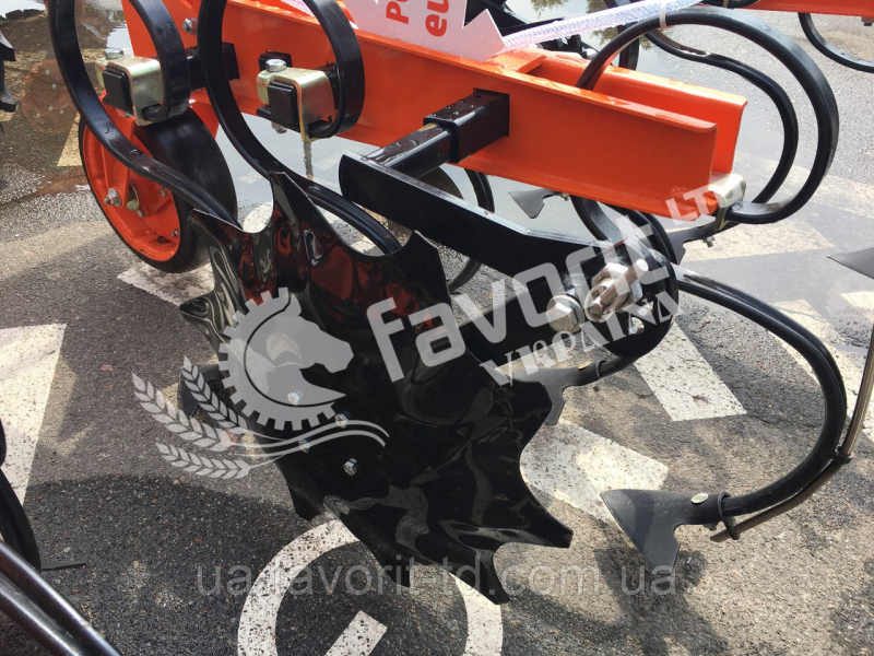 Photo - Nonius-5.6-06 Cultivator with liquid fertilizer application system NEW!